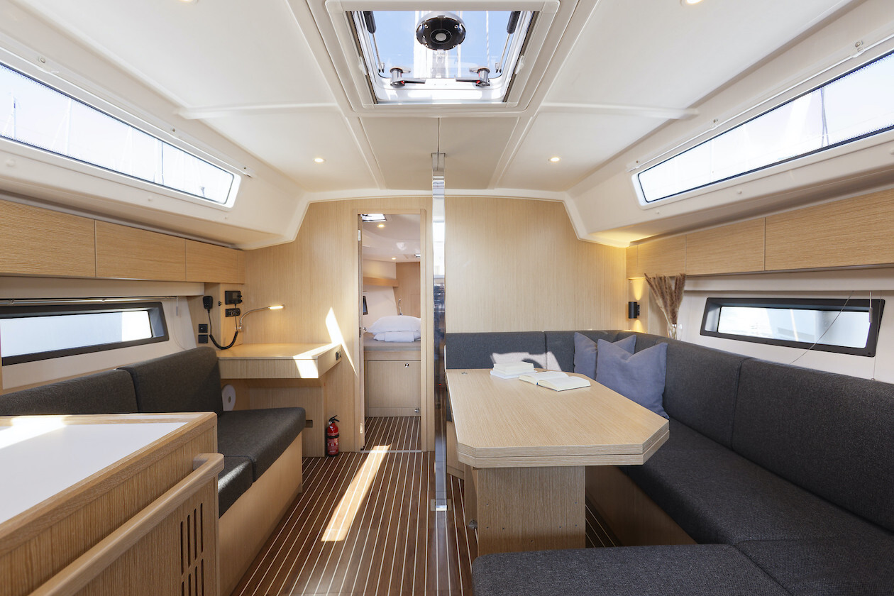 Bavaria C42, Srna