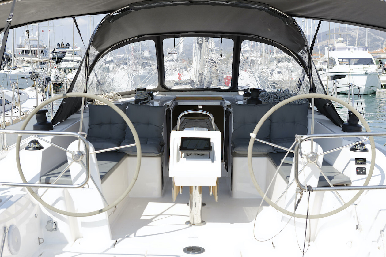 Bavaria C42, Srna