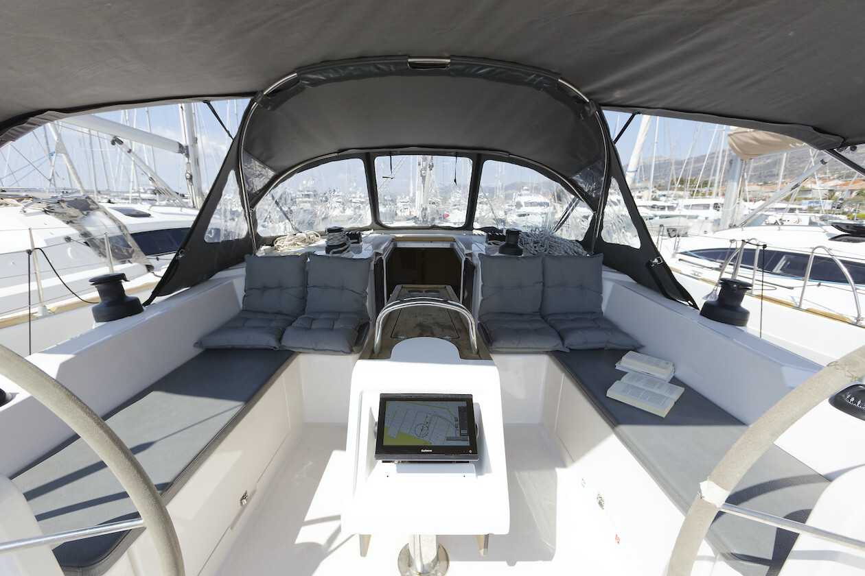 Bavaria C42, Srna