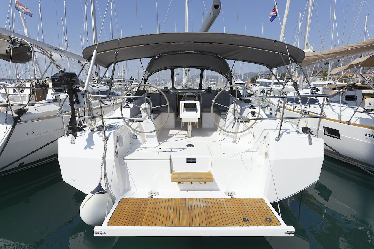 Bavaria C42, Srna