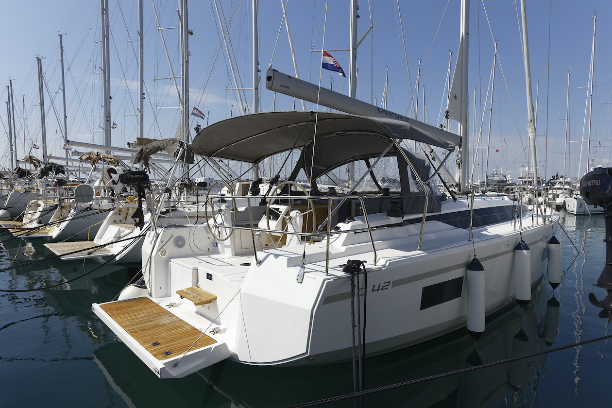 Bavaria C42, Srna
