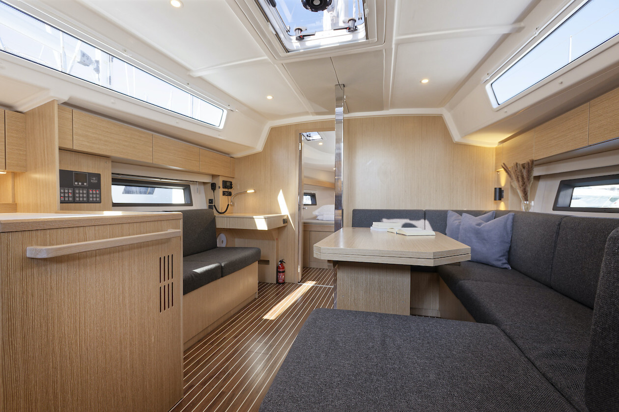 Bavaria C42, Srna