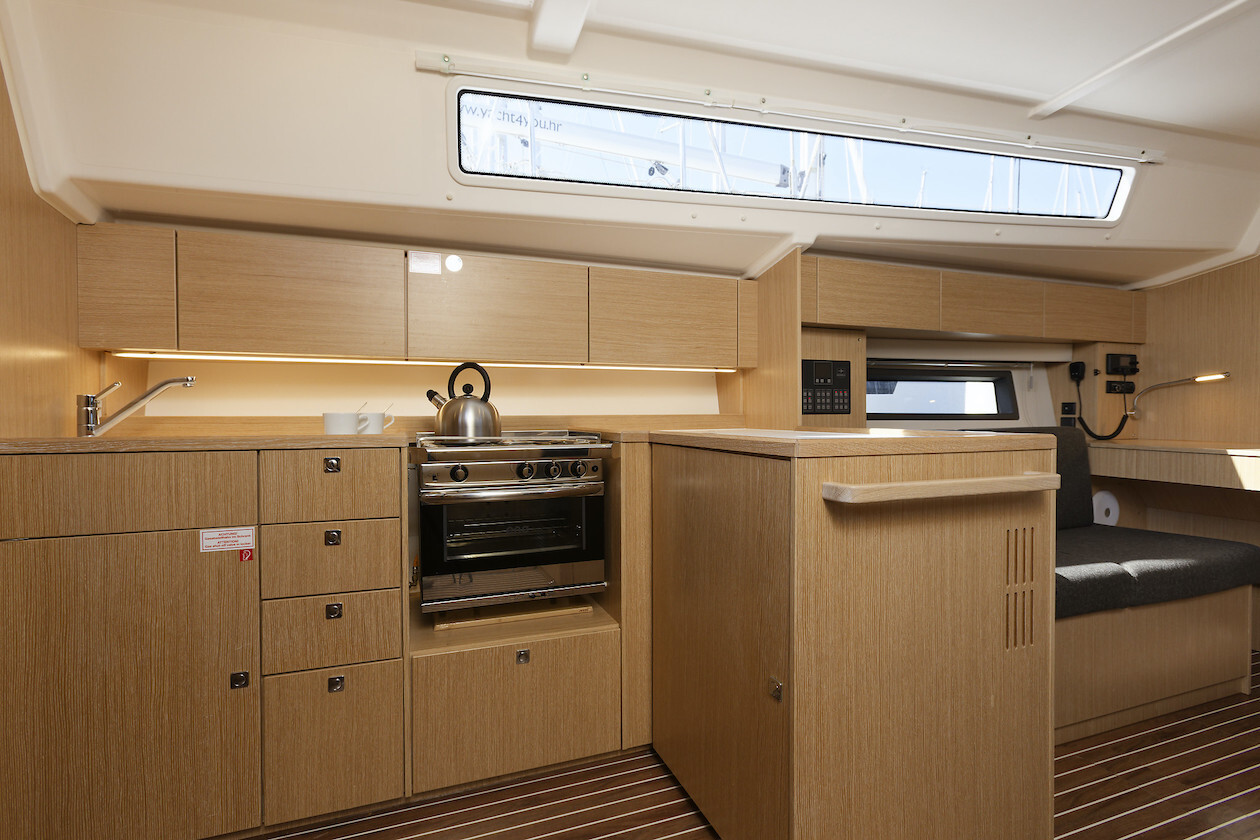 Bavaria C42, Srna