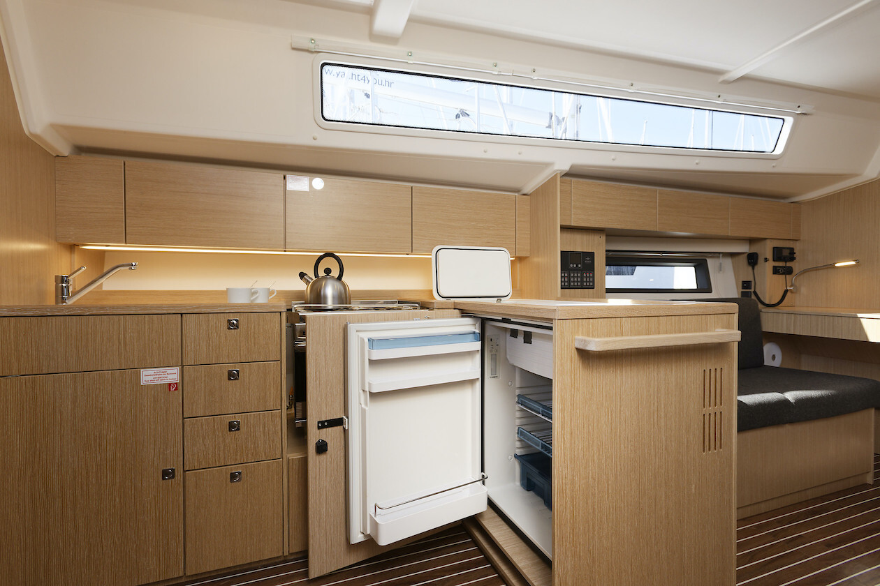 Bavaria C42, Srna