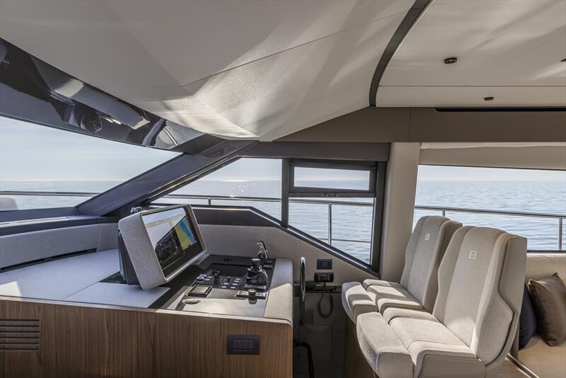 Ferretti Yachts 580, Daeni