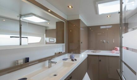 Fountaine Pajot Astrea 42, Arisa