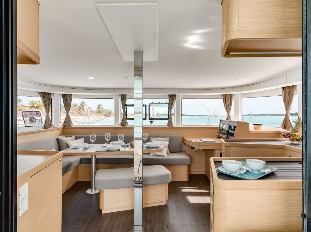 Lagoon 42, Leggiero
