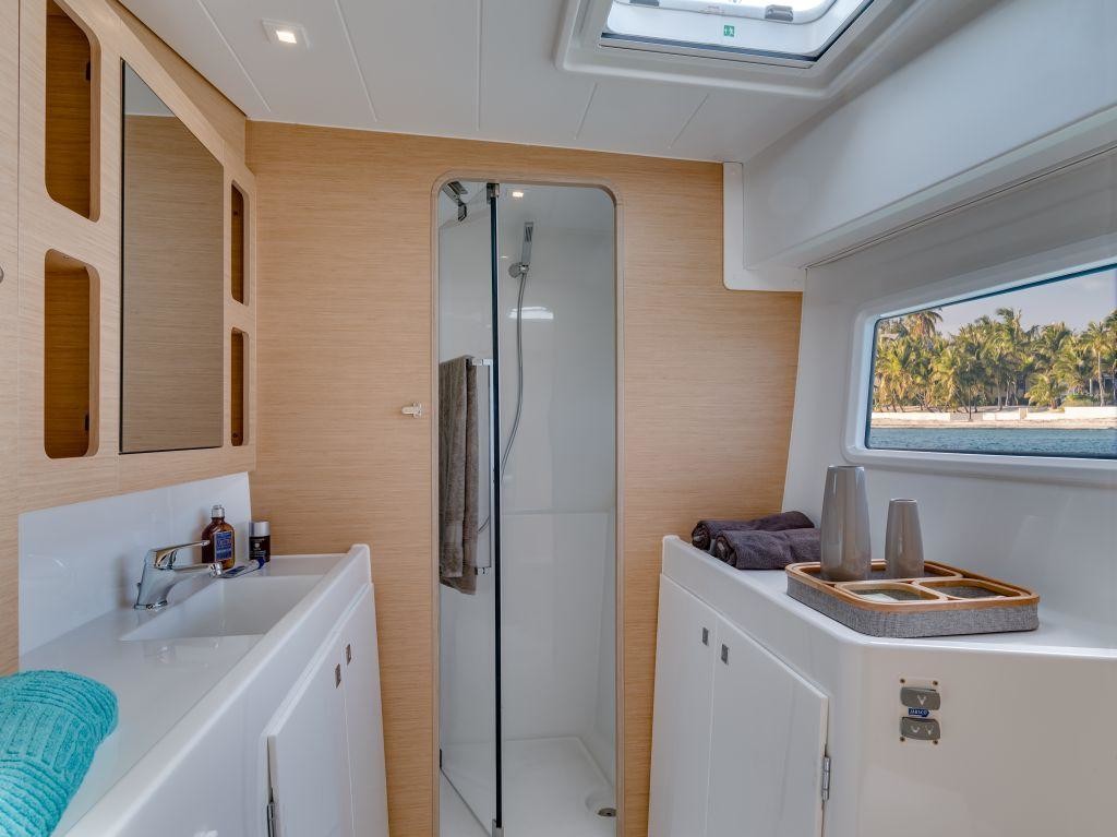 Lagoon 42, Leggiero