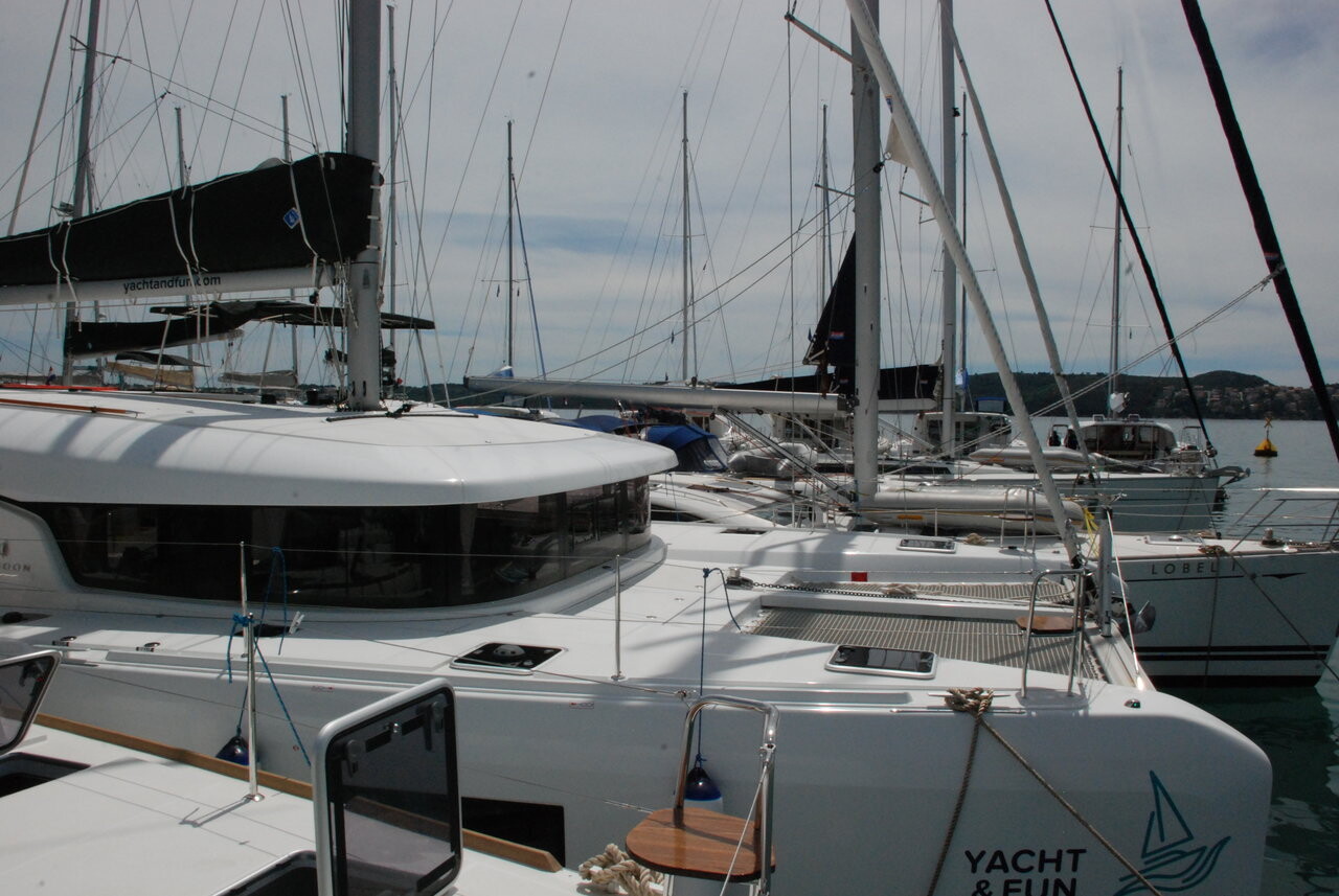 Lagoon 42, Edita