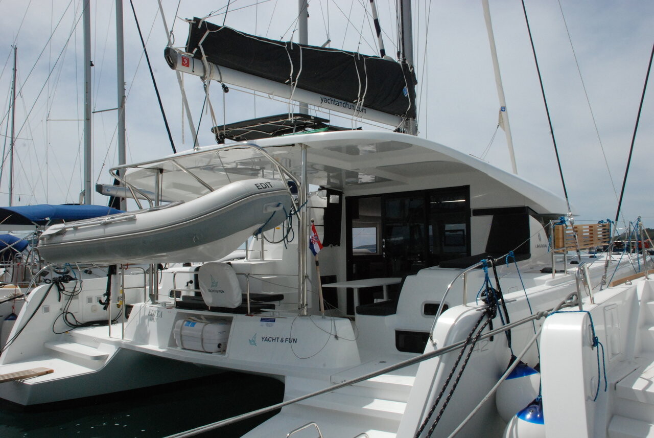 Lagoon 42, Edita
