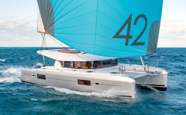 Lagoon 42, Media Luna