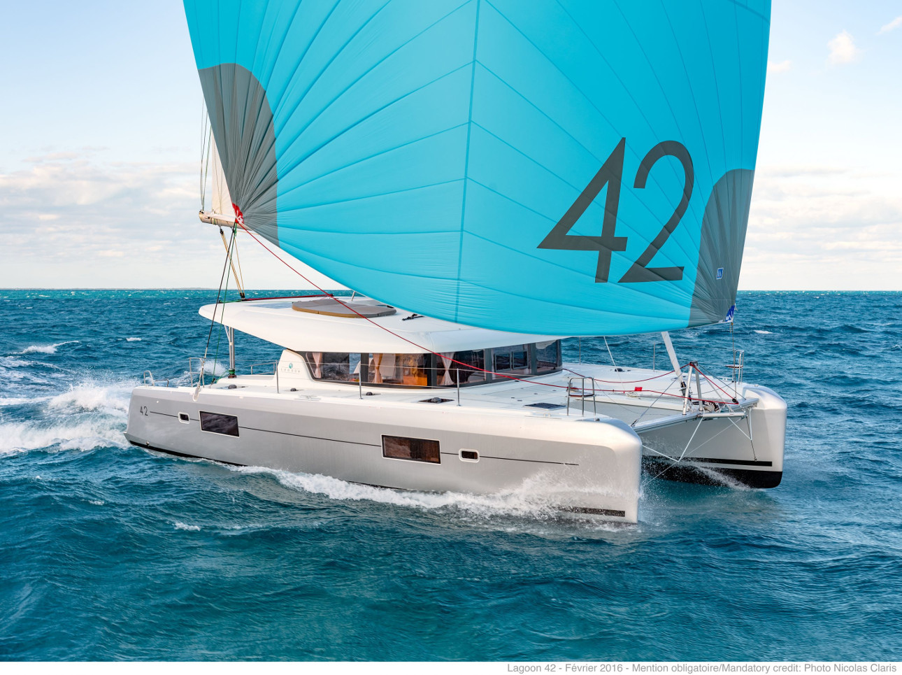 Lagoon 42, Media Luna