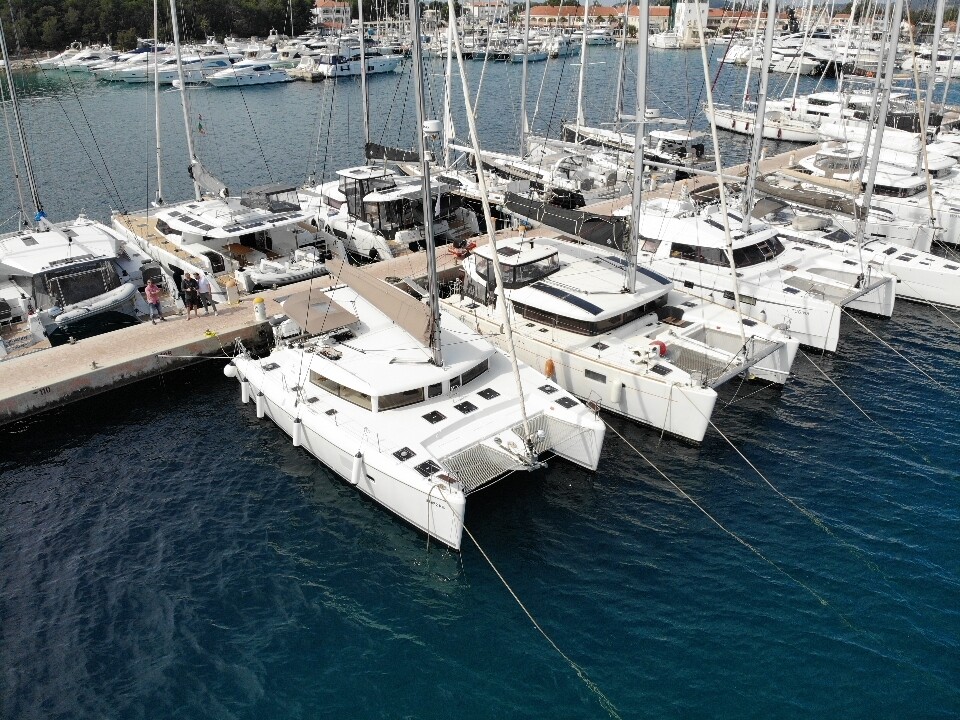 Lagoon 421, Happiness