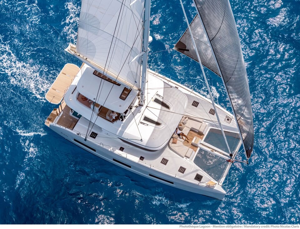 Lagoon 55, Tri Wing