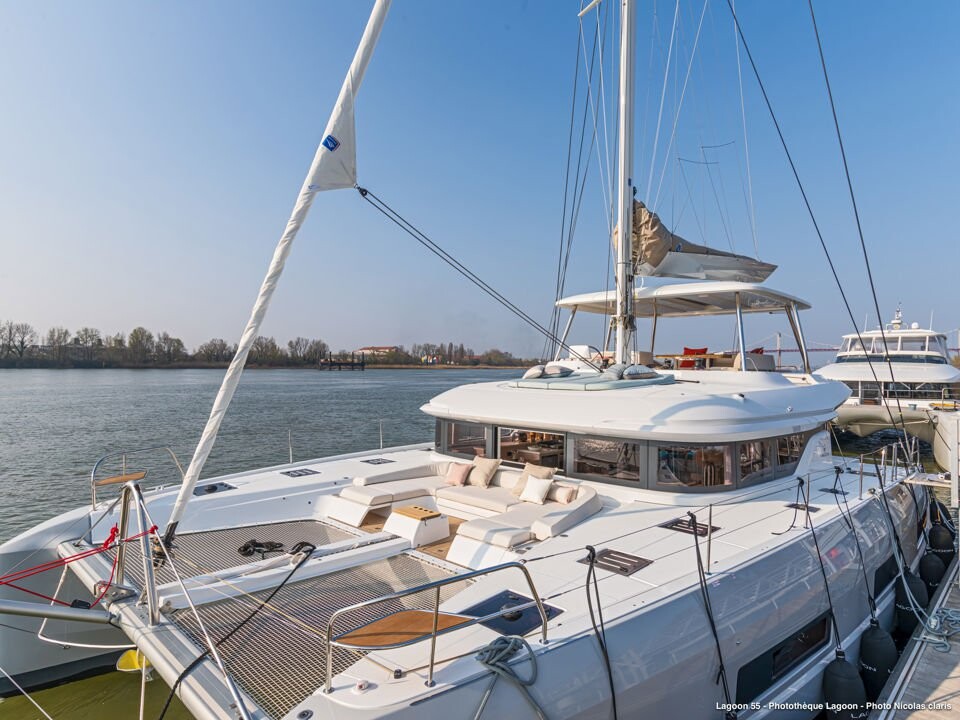 Lagoon 55, Tri Wing