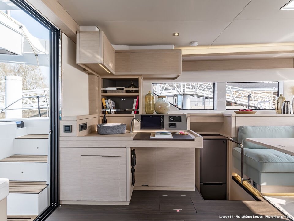 Lagoon 55, Tri Wing