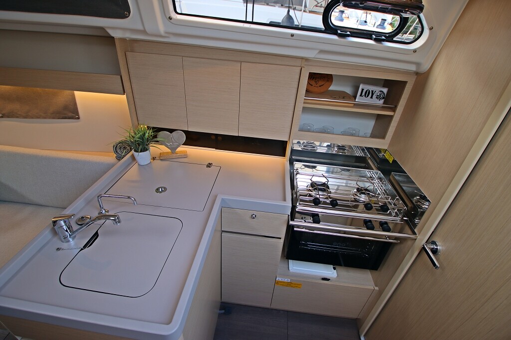 Oceanis 34.1, Loy