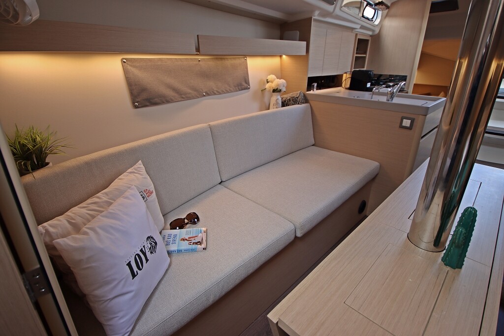 Oceanis 34.1, Loy