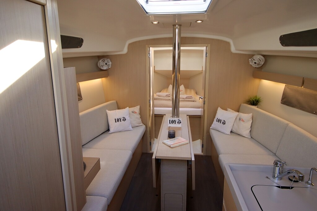 Oceanis 34.1, Loy
