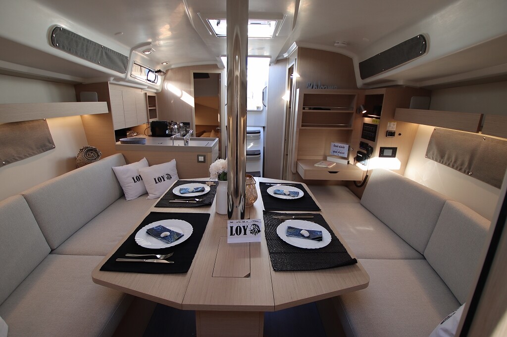 Oceanis 34.1, Loy
