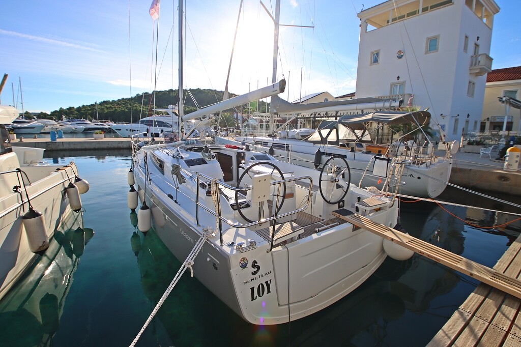 Oceanis 34.1, Loy
