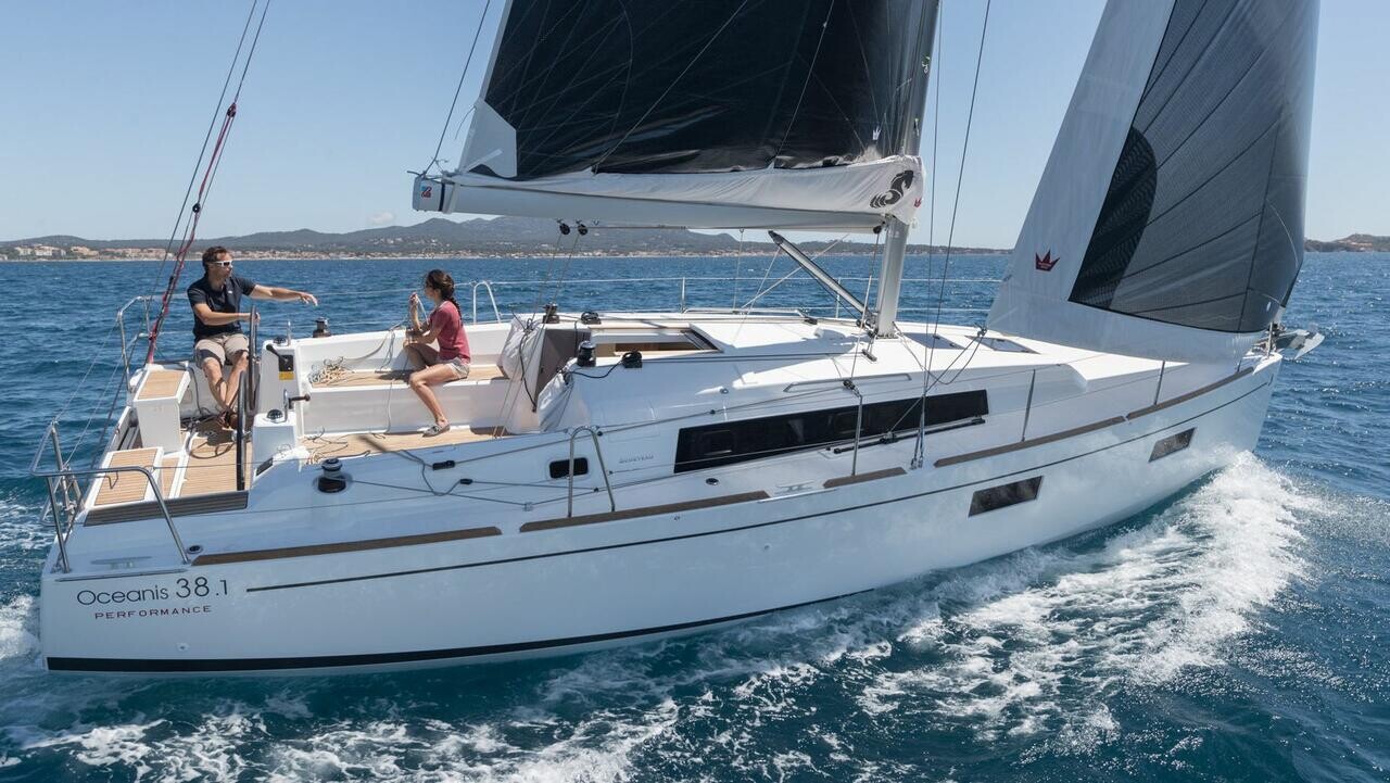 Oceanis 38.1, Lukas