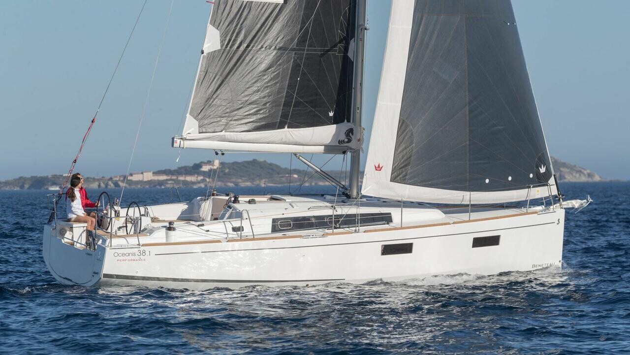 Oceanis 38.1, Lukas