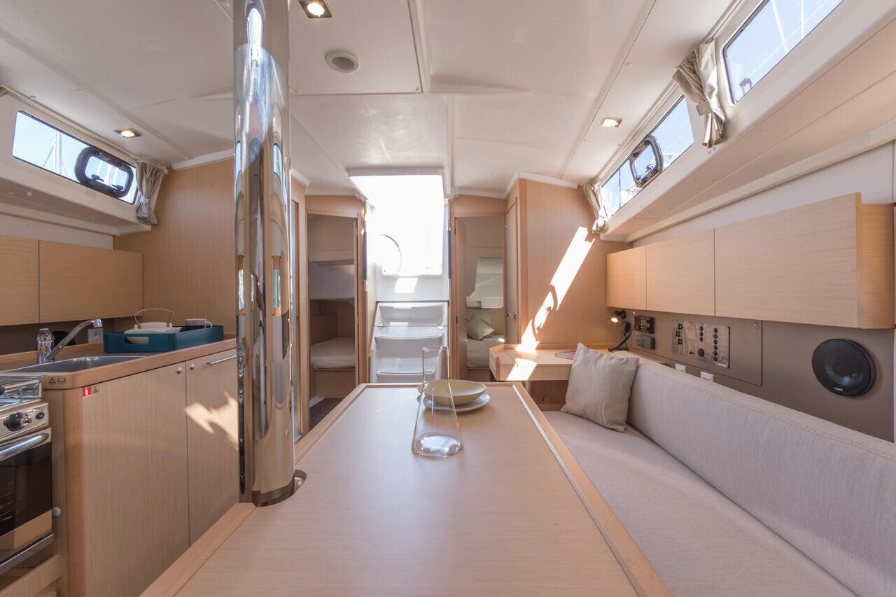 Oceanis 38.1, Lukas