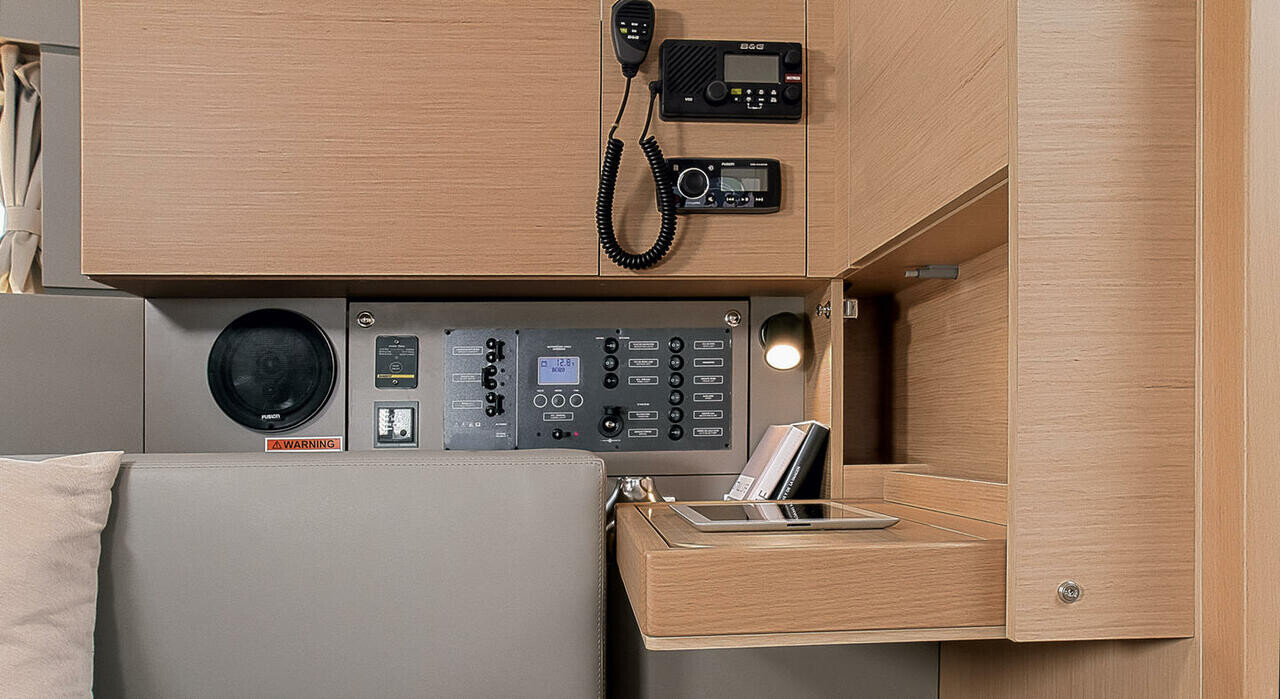 Oceanis 38.1, Lukas