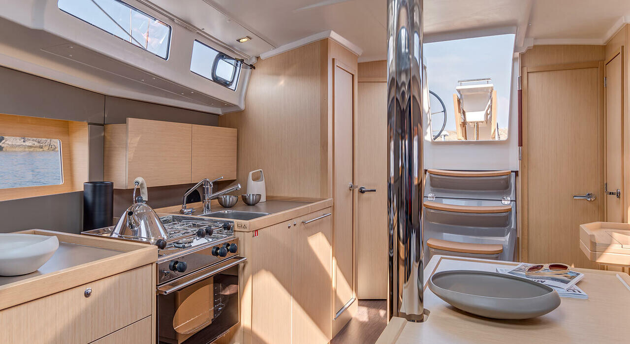 Oceanis 38.1, Lukas