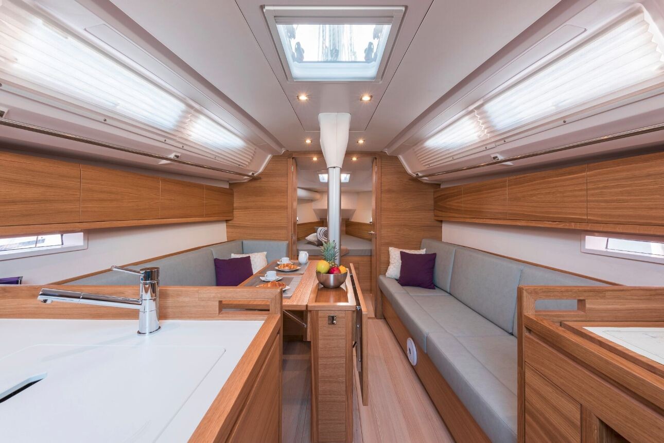 Salona 380, Navis Celere