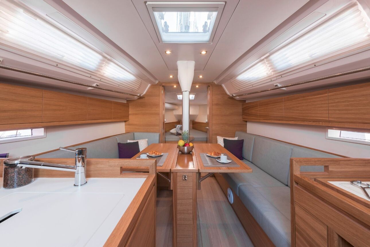 Salona 380, Navis Celere
