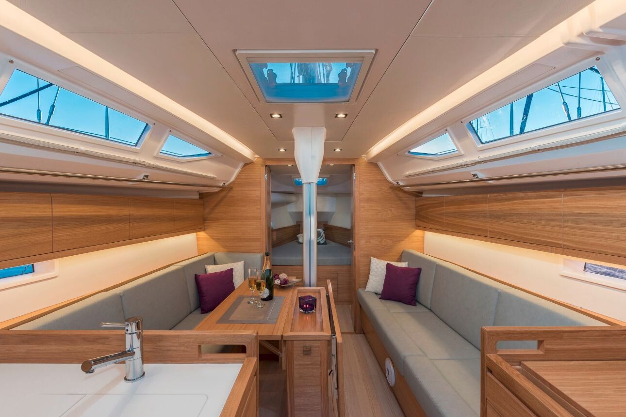 Salona 380, Navis Celere