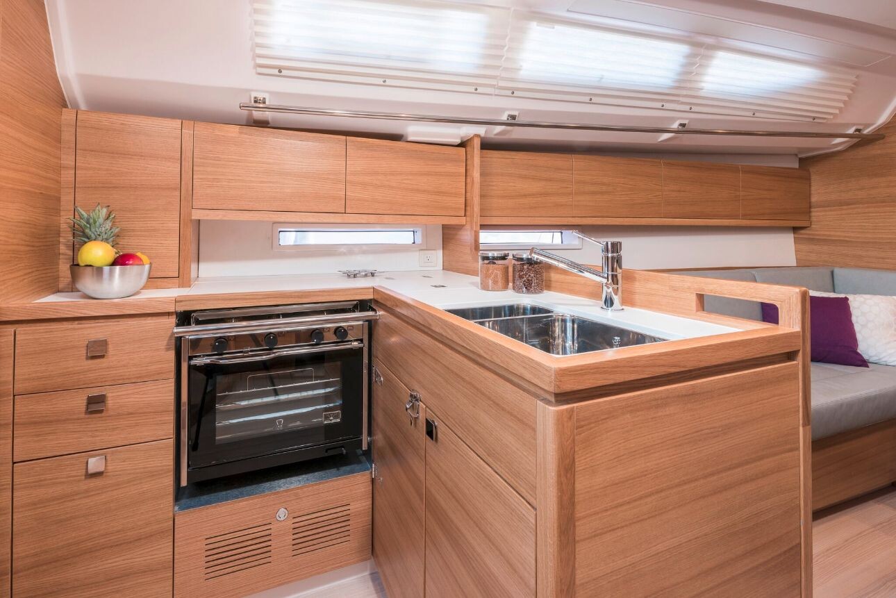 Salona 380, Navis Celere