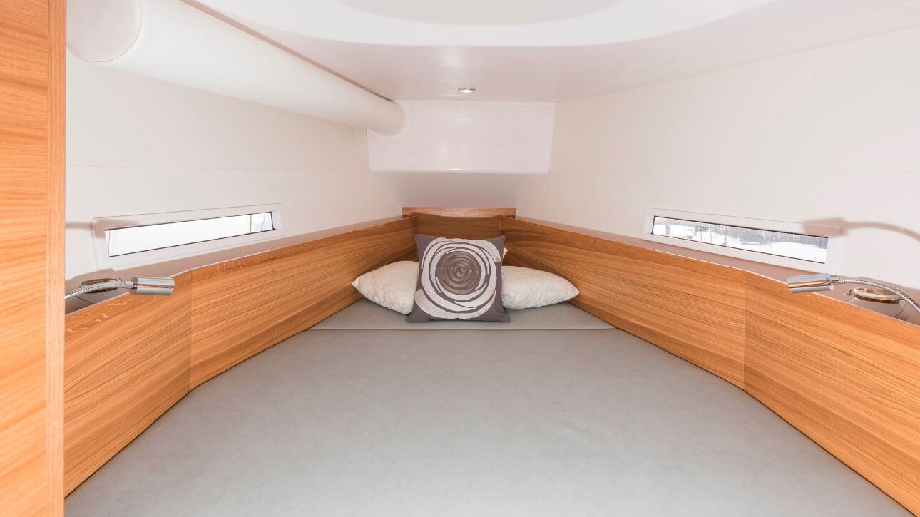 Salona 380, Navis Celere