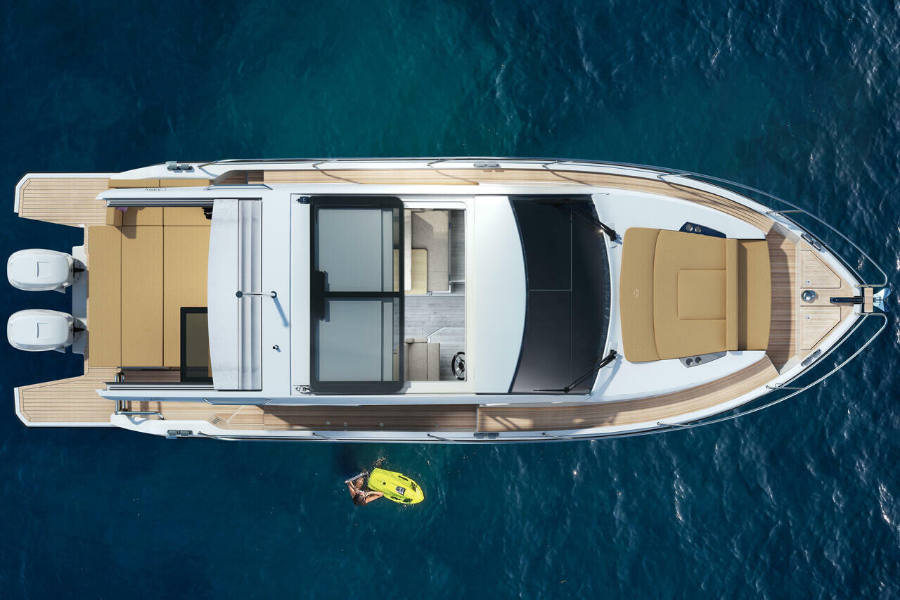 Sealine C335V, Stormi