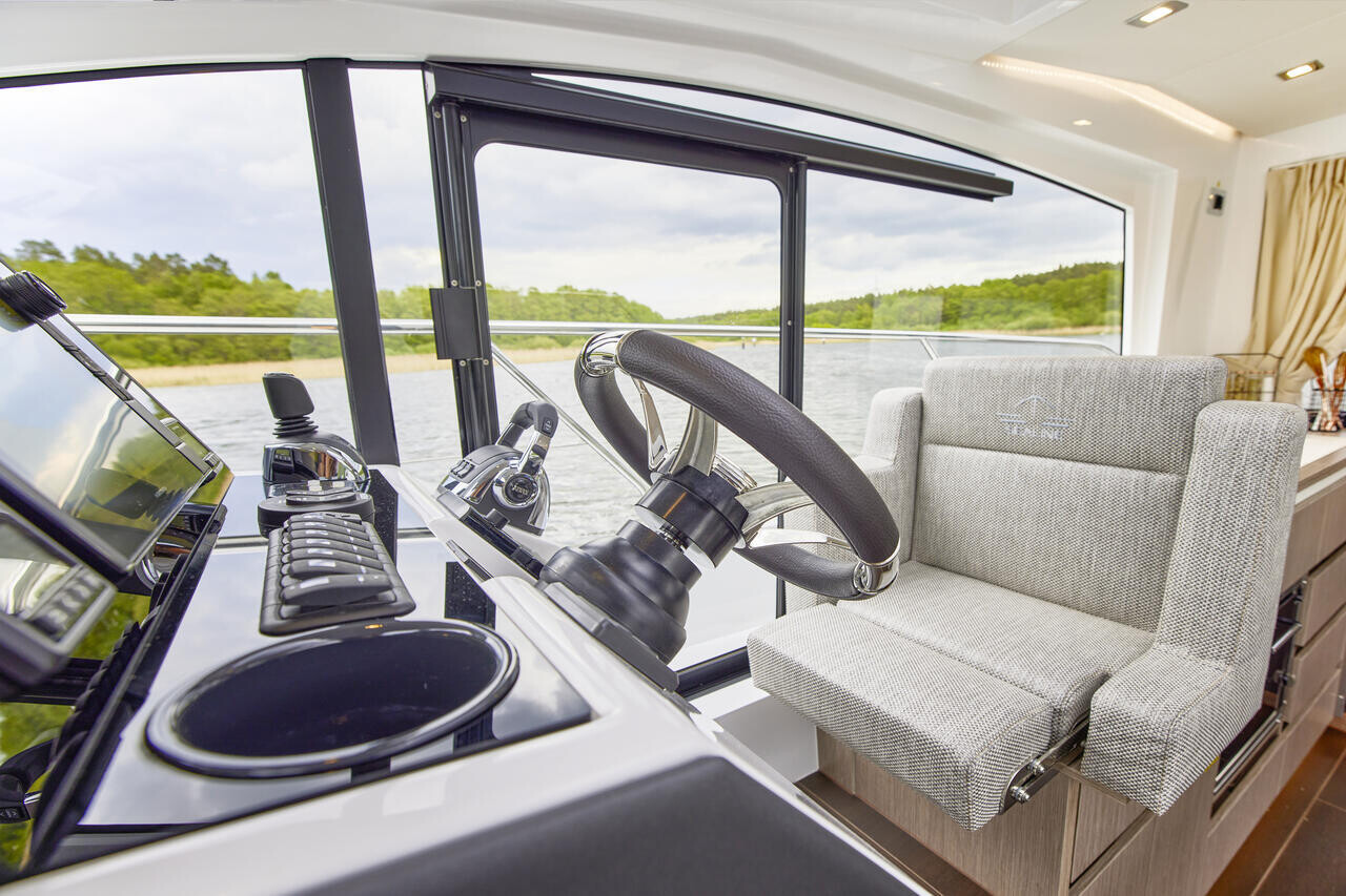 Sealine C335V, Stormi