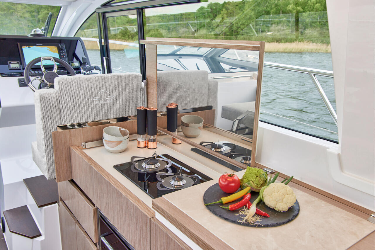 Sealine C335V, Stormi