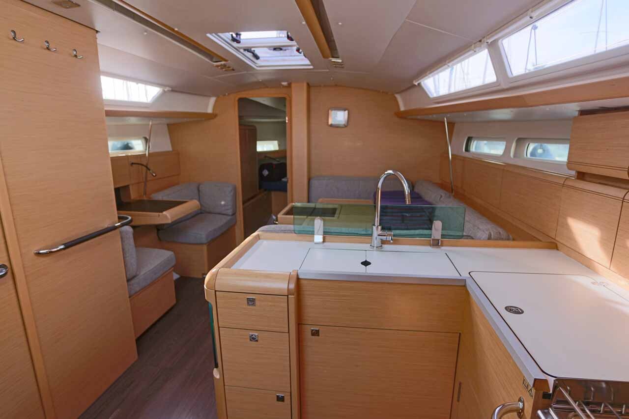 Sun Odyssey 419, Sunny