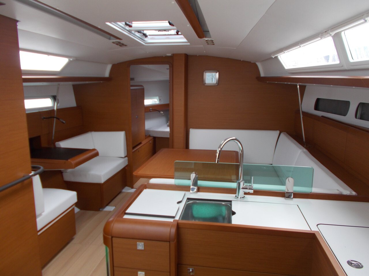 Sun Odyssey 419, Dark Eyes