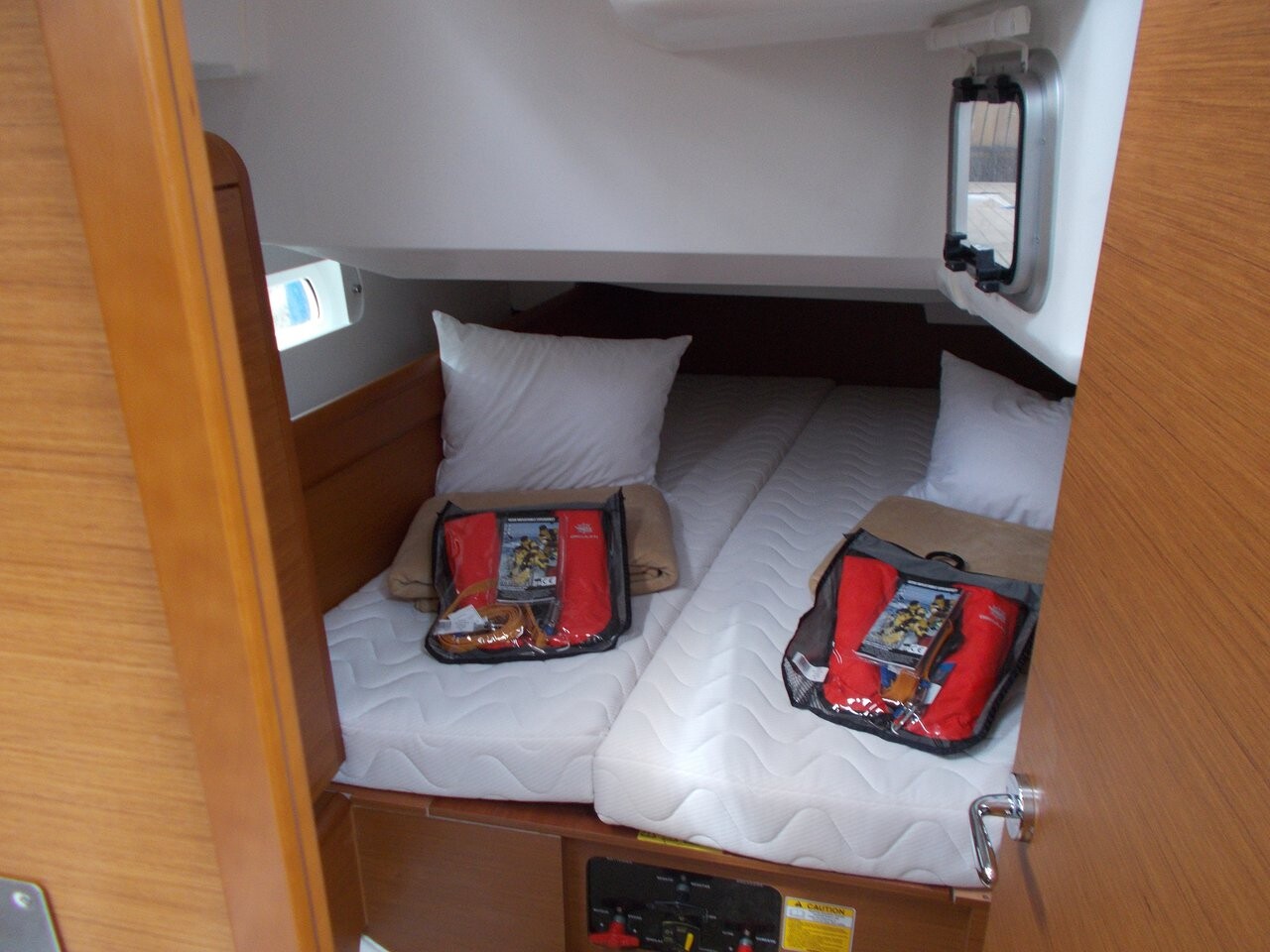 Sun Odyssey 419, Dark Eyes